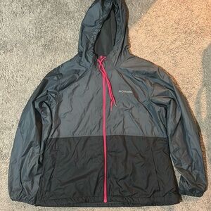 XL Colombia wind breaker shades of gray with pink details. Only worn a few times